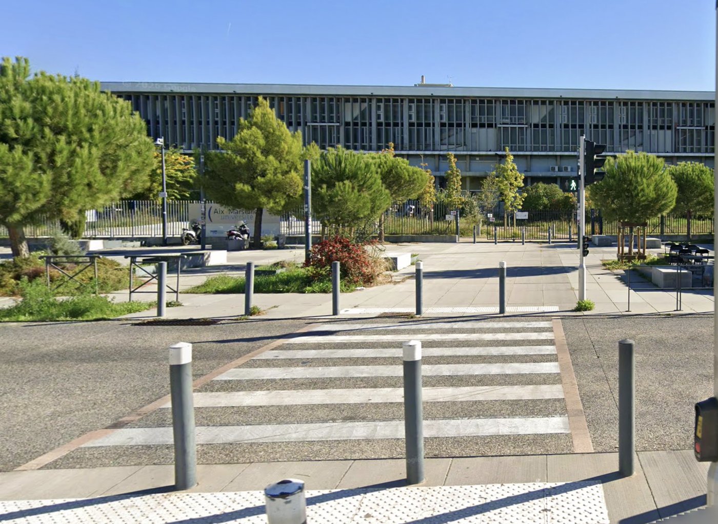 Pedestrian campus entrance on Avenue Escadrille Normandie Niémen